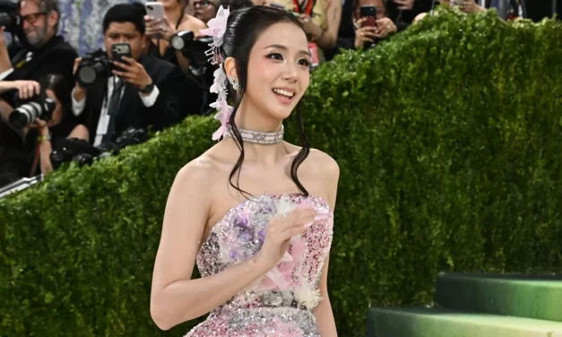 Polemik Gaun Pinjaman Seret Jisoo BLACKPINK, Ini Faktanya