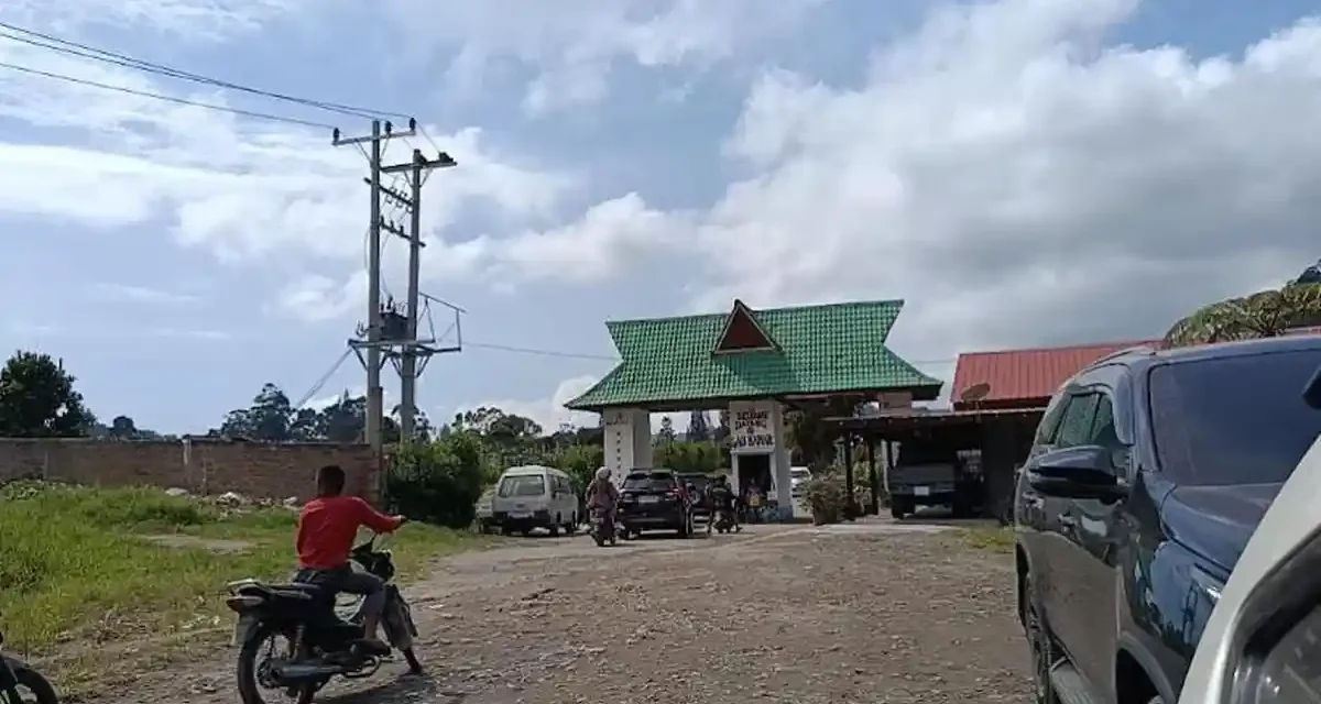 Wisatawan Keluhkan Jalan Rusak di Area Retribusi Danau Lau