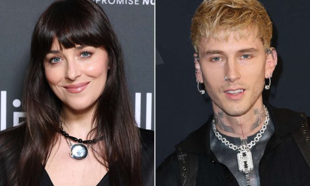 Rumor Asmara Merebak! Dakota Johnson Dan Machine Gun Kelly